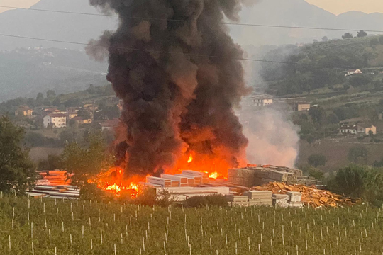 Incendio a Torre le Nocelle, in corso accertamenti Arpac