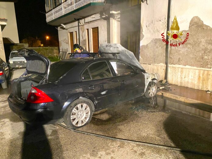 incendio_auto_Contrada