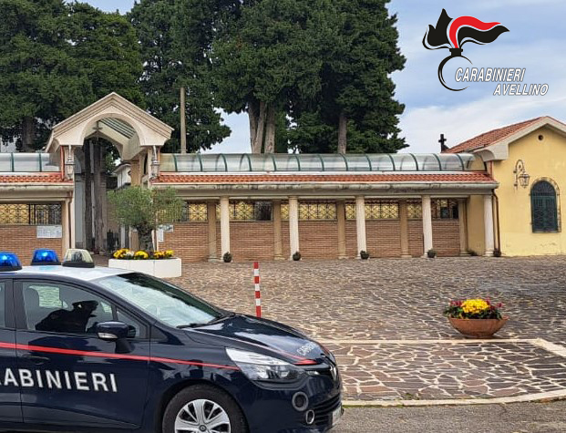 Cimitero di Lioni, prende a martellate una lapide perché non pagato abbastanza