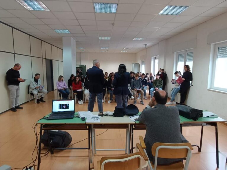 Ariano, la Polizia presenta agli studenti la brochure :“Questo non è amore”