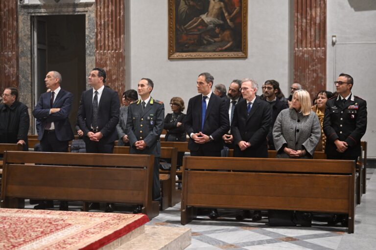 Livatino, reliquia del Beato al Duomo Il vescovo Aiello: eroe del dovere