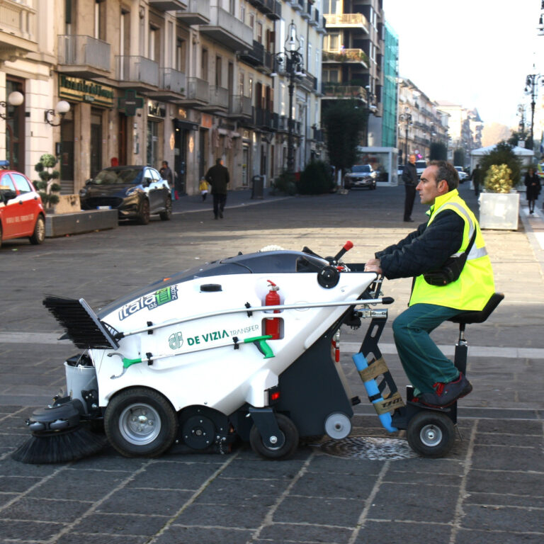 FOTO/ Rifiuti, al via la raccolta di Grande srl con nuove attrezzature