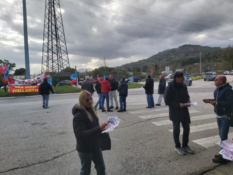Mobilitazione settore automotive in Irpinia, volantinaggio a Pratola Serra