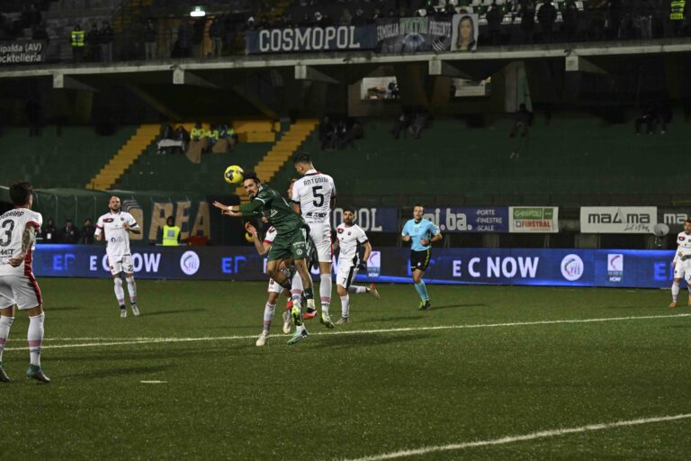 L’Avellino delude: è solo 0-0 contro il Taranto. La Juve Stabia scappa