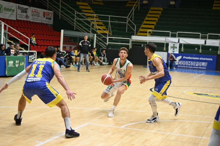 Scandone Avellino, Salerno sbanca il De Mauro con il punteggio di 74-77