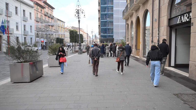 VIDEO/ Saldi, in città si parte in anticipo: è già caccia all’affare