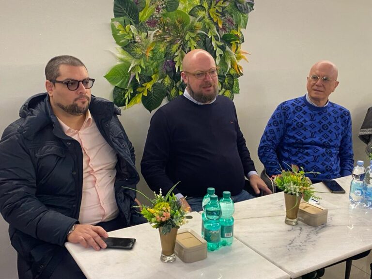 VIDEO/ “Da un lato le parate di De Luca, dall’altra le aggressioni”. Sanità, j’accuse di Primavera Meridionale