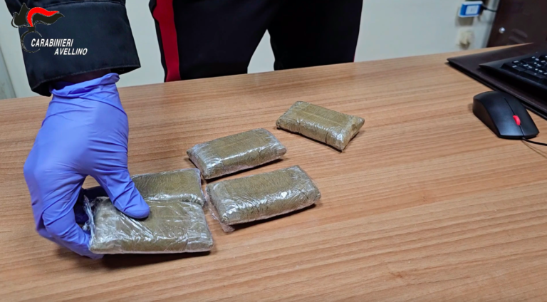 VIDEO/ Sorpreso in possesso di mezzo chilo di hashish: arrestato dai Carabinieri