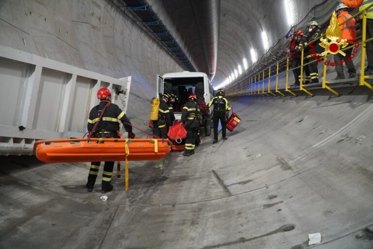 FOTO/Esercitazione di salvataggio nella costruenda galleria “Grottaminarda”