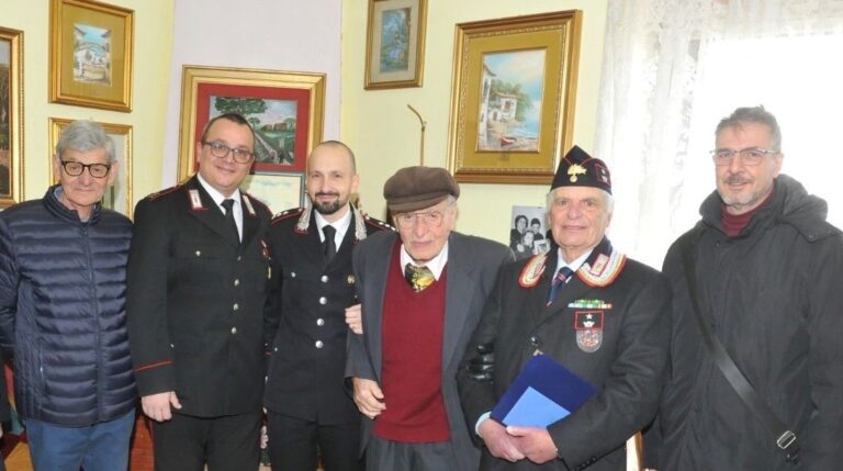 Montemiletto, anche i Carabinieri festeggiano i cento anni di “Zio Pietro”