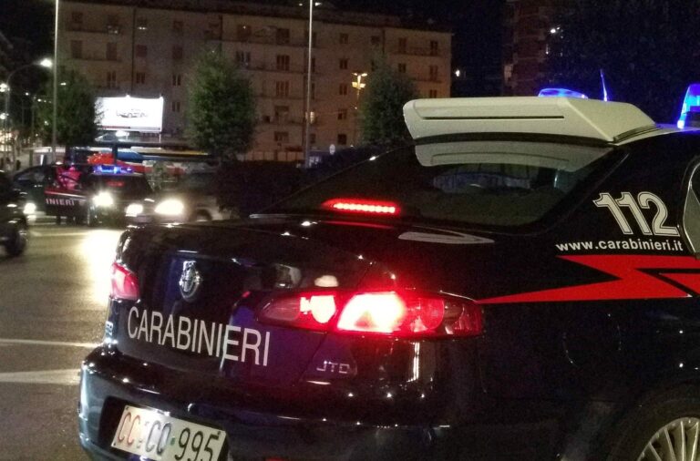 Al controllo dei Carabinieri esibisce la patente del fratello: denunciato 60enne