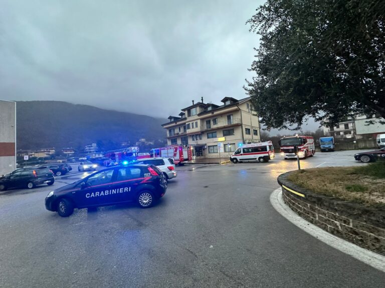 Sul balcone di casa con i bambini: salvata da Carabinieri e Vigili del Fuoco