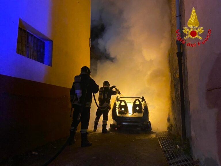 Pratola, auto in fiamme nella notte. Paura per due anziani: salvati dai Vigili