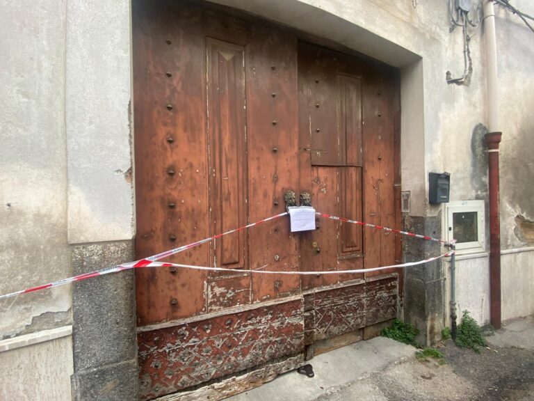 Ferito alla coscia e lasciato nel cortile: caccia all’omicida di Felice Lippiello