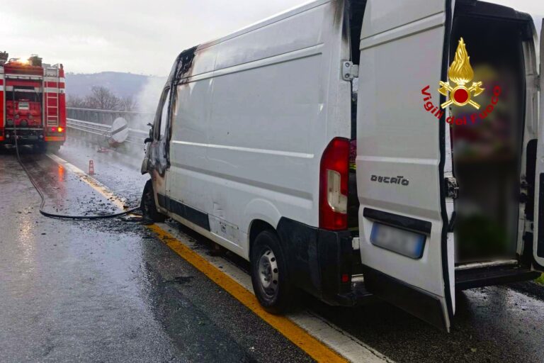 Incendio furgone sull’autostrada A16: l’intervento dei Vigili del Fuoco