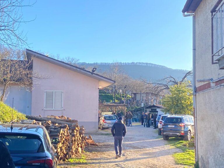 Video/Costantino era “strano” da qualche giorno. L’omicidio suicidio dopo il caffè in veranda