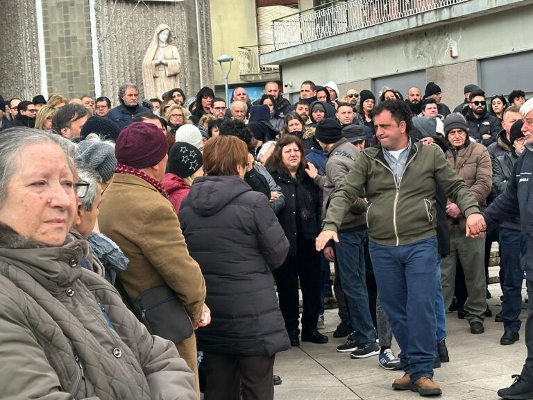 VIDEO/ La denuncia di Giovanni ai funerali di padre e sorella: “Lasciati soli dalle istituzioni”