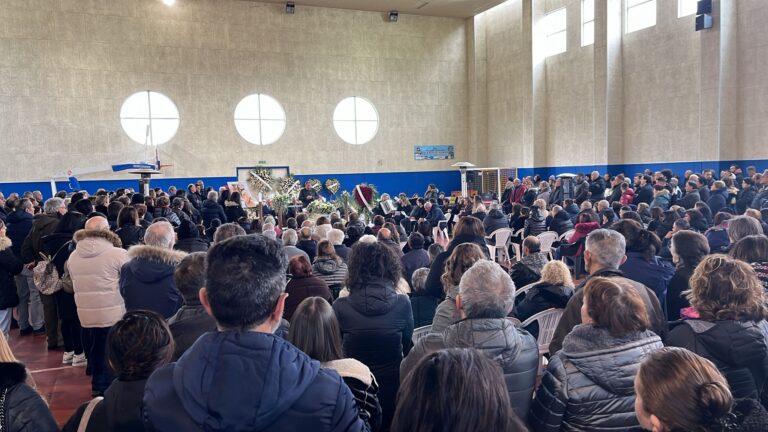 VIDEO/ “Gli Angeli” di Vasco Rossi e un lungo applauso per l’ultimo saluto a Teresa Perna