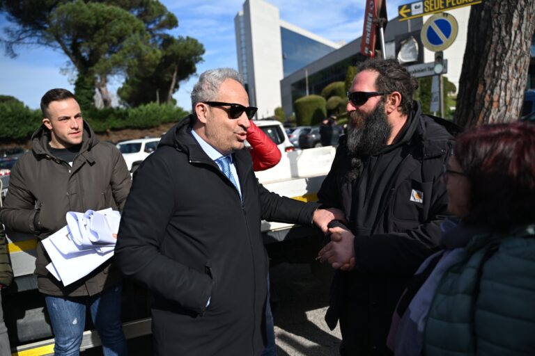 VIDEO-FOTO/ Duecento trattori a Collina Liguorini. Petracca: “Vicino alle loro istanze”