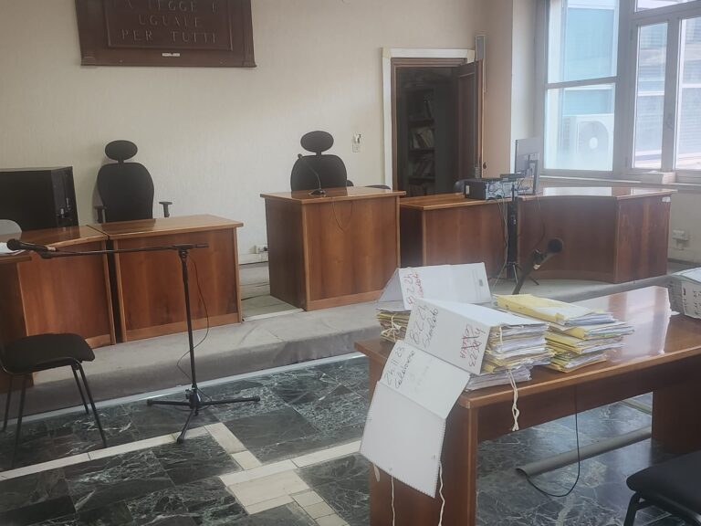 Ai domiciliari, insulta i Carabinieri che lo scoprono a brindare davanti al Duomo: assolto