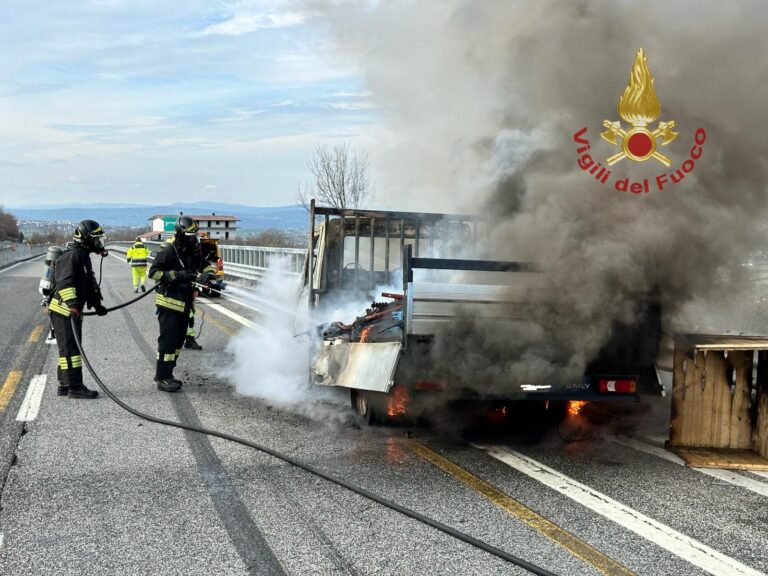 Montemiletto, furgone in fiamme: paura in autostrada