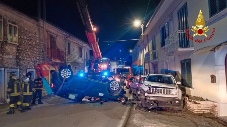 Auto sbanda, ne urta altre 2 in sosta e si ribalta