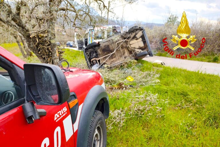 Incidente stradale a Gesualdo, auto sbanda e si ribalta
