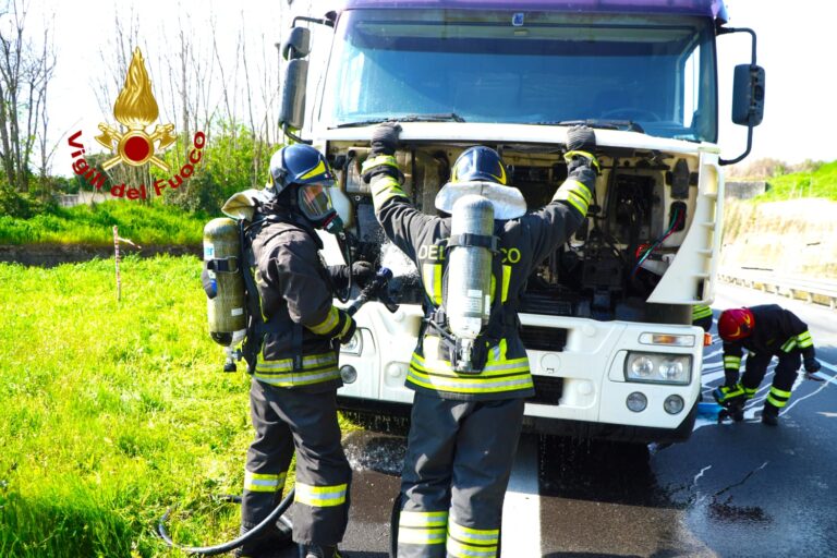 VIDEO/Principio d’incendio per un camion che trasportava materie plastiche