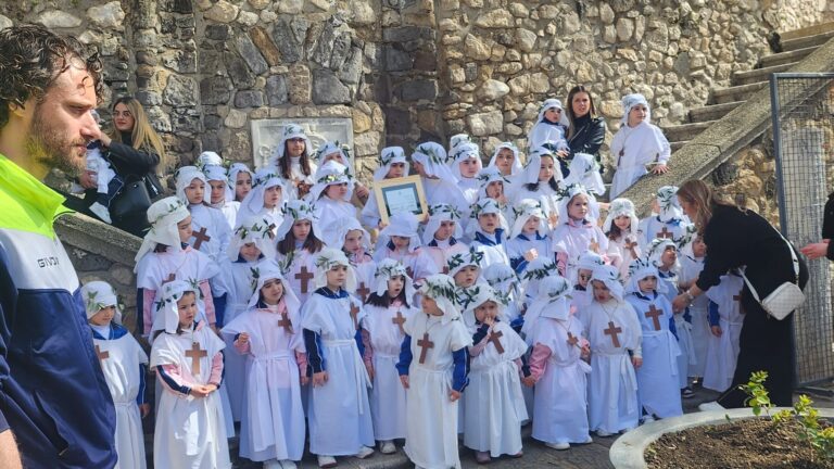 VIDEO/ I baby biancovestiti “incantano” la piazza di Lauro
