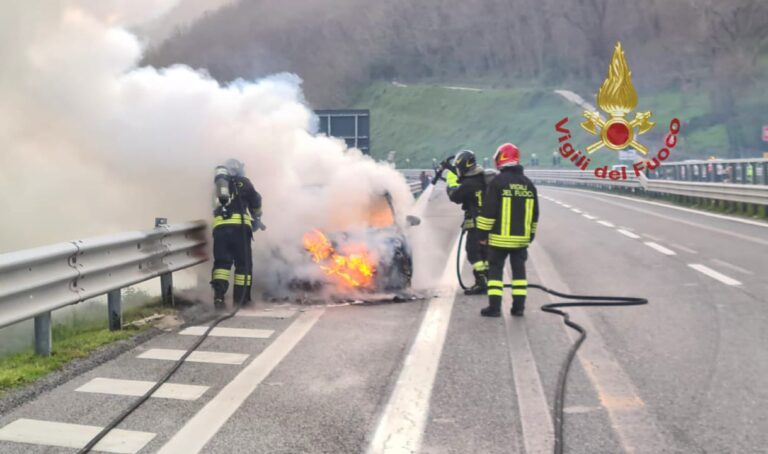Paura sull’A16 per una famiglia della provincia di Potenza: le fiamme avvolgono la loro auto