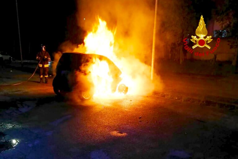 auto_incendiata_Rione_Parco (2)
