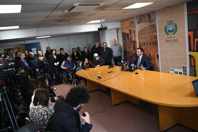 La Giunta al fianco di Festa: “Sicuri della sua estraneità”