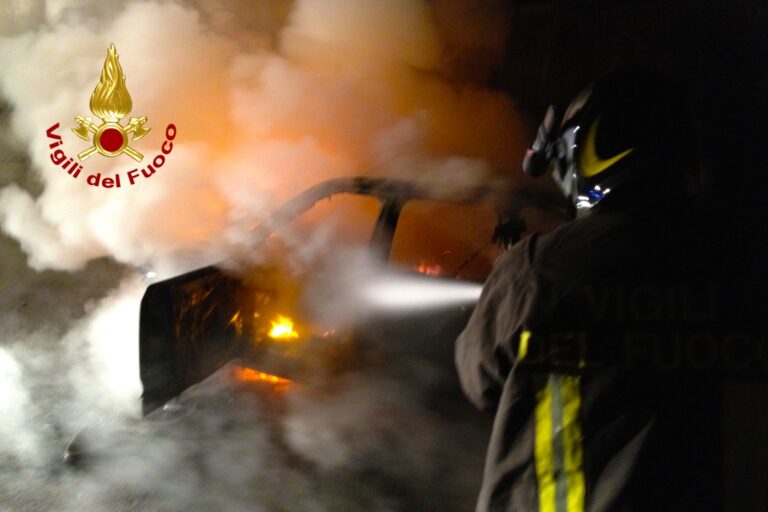 incendio_auto_via_Annarumma