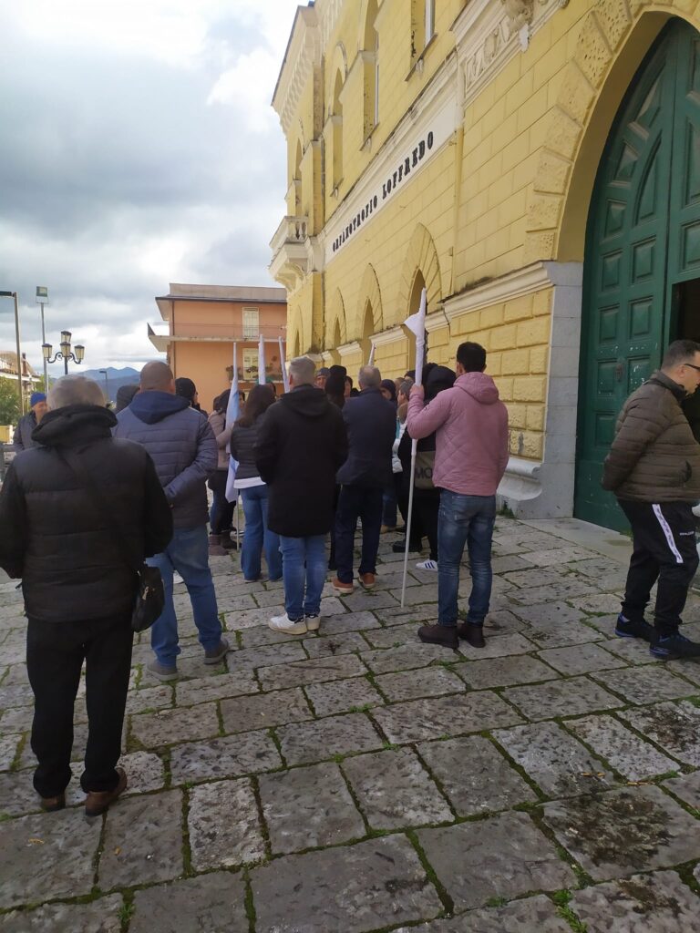 Alloggi popolari, a Monteforte la protesta degli assegnatari contro gli abusivi