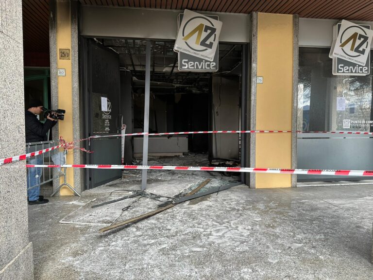 Esplosione nel cuore della notte a Valle: doloso il raid all’agenzia di pratiche auto