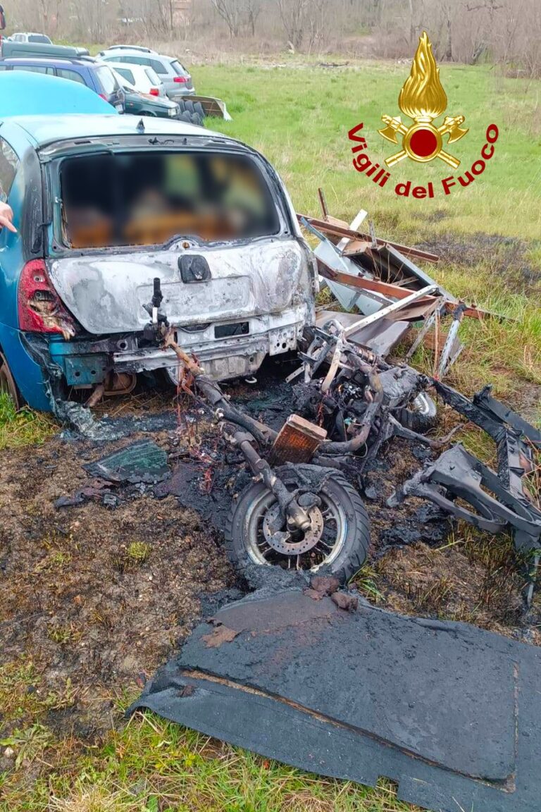 Cassano Irpino, auto e motociclo in fiamme in una rivendita