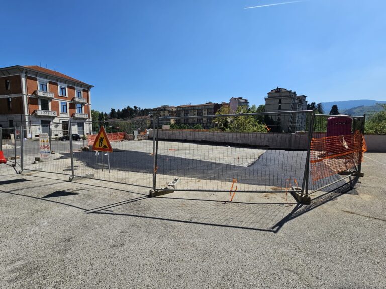 Via dei Due Principati, demolito il vecchio deposito del  distributore di benzina