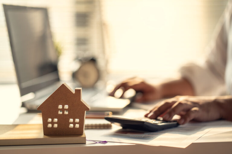 Offerte luce per la casa: tariffa monoraria o multioraria?