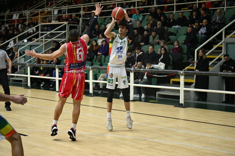 I lupi sono vivi, la Scandone Avellino vince contro Messina e Spera