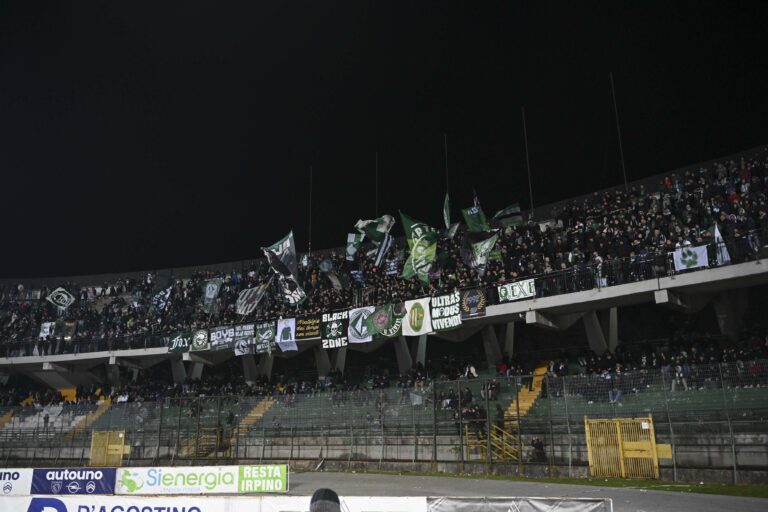 Avellino – Benevento, l’appello della curva sud: “Coloriamoci d’orgoglio”