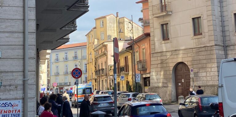 Bloccati dalla Mobile lungo Via Mancini Coppia finisce nei guai anche per resistenza