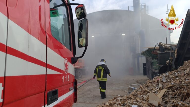 Incendio in un capannone di Irpinia Recuperi, i caschi rossi domano il rogo