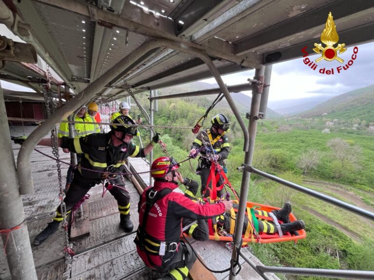 VIDEO/ Esercitazione dei Vigili del Fuoco di Avellino: simulazione recupero di un operaio