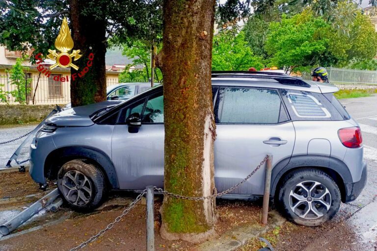 Mercogliano, autovettura sbanda e finisce la sua corsa contro due alberi