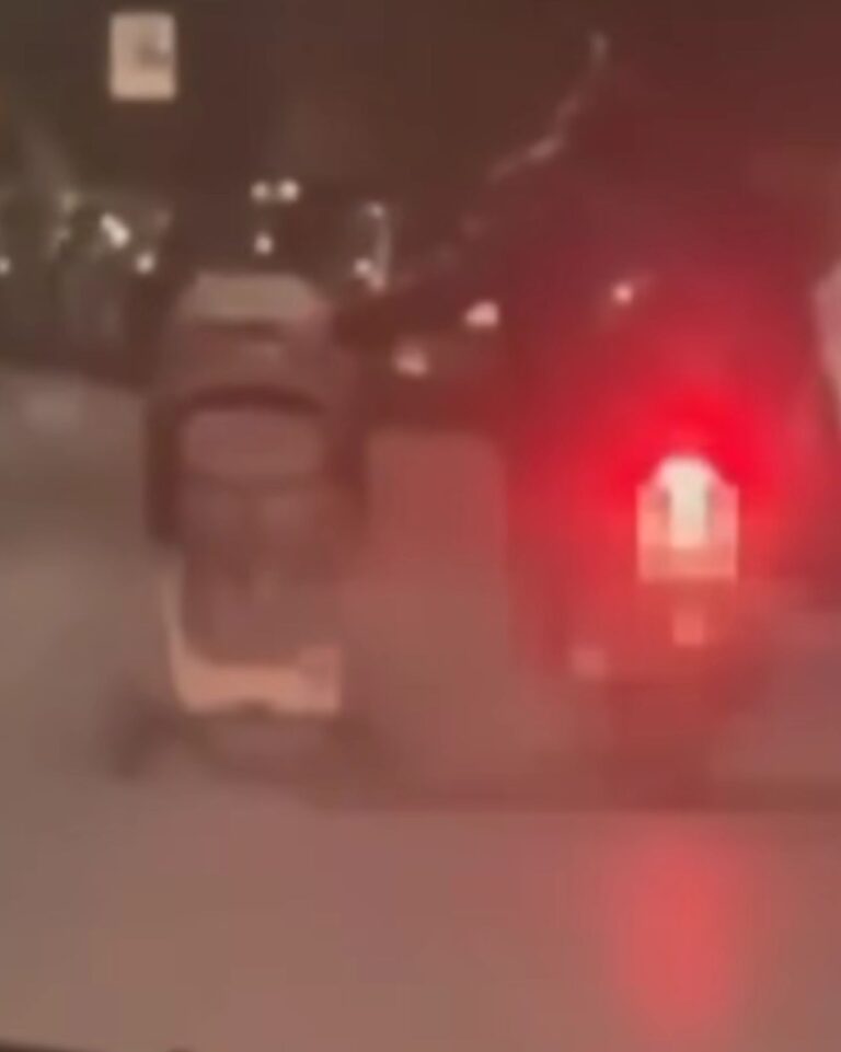 Uomo in scooter trascina un passeggino per bambini. Borrelli: “Questa gente va punita duramente”