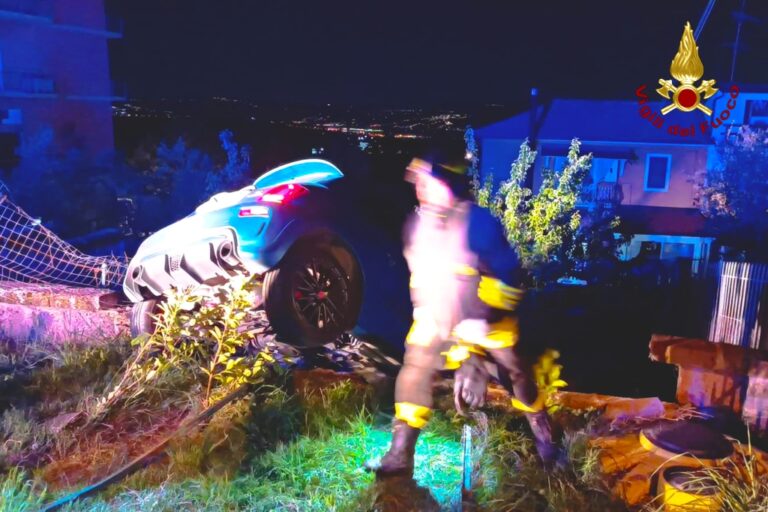 Incidente stradale ad Ariano: auto in bilico su un muretto