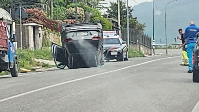 Contatto tra due vetture, una si ribalta. Sul posto 118, Vigili e Carabinieri