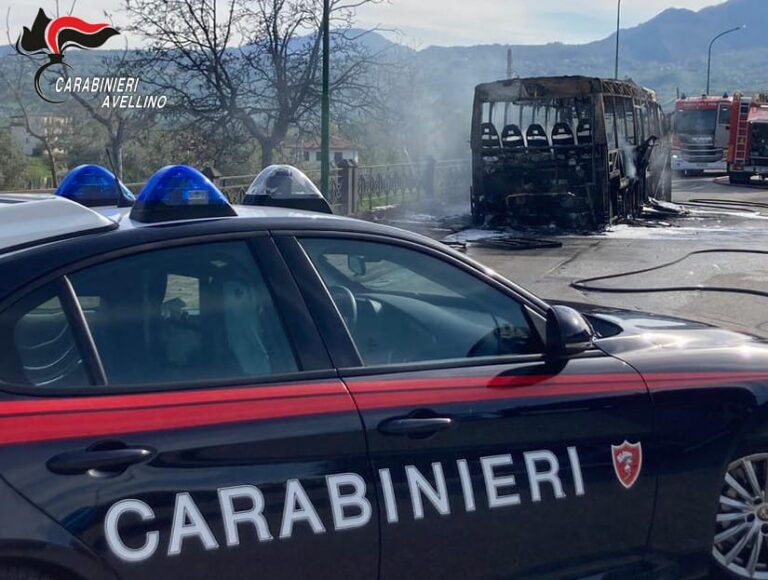 Pullman dell’Air distrutto dalle fiamme a Paternopoli: incendio dovuto a corto circuito
