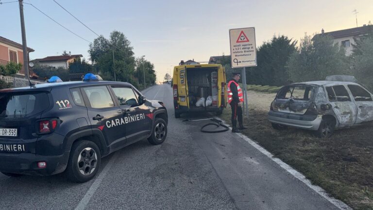 Paura a Montemiletto per un’auto in fiamme