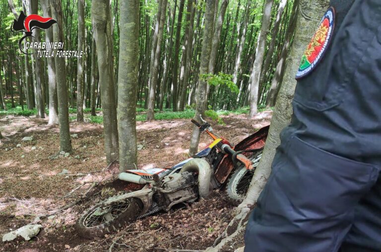 Fanno motocross non autorizzato in un’area protetta: arrivano i Carabinieri